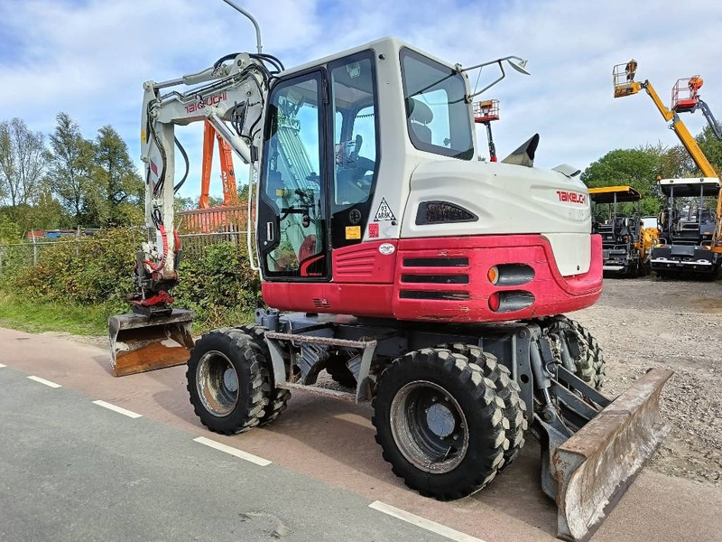 Takeuchi TB 295 W mobiele graafmachine mobile excavator - Gumikerekes kotró: 3 kép. Takeuchi TB 295 W mobiele graafmachine mobile excavator - Gumikerekes kotró: 3 kép.