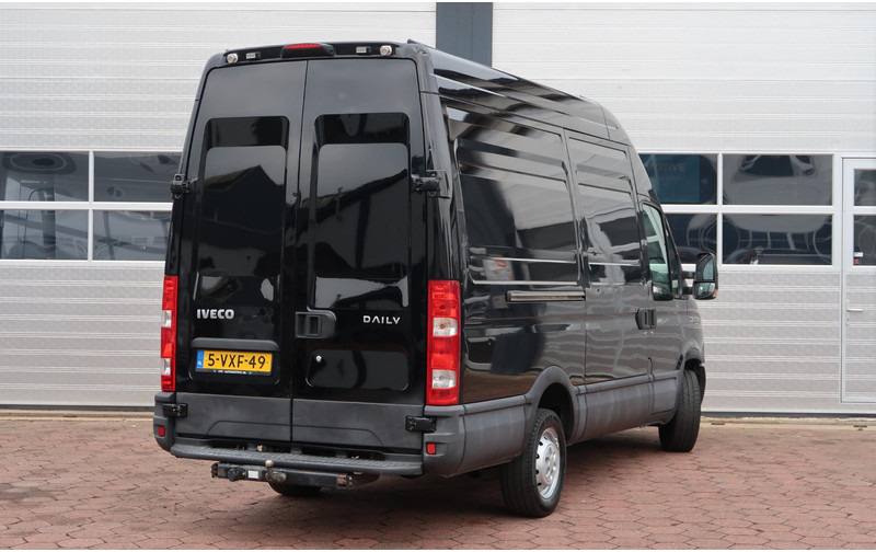 Iveco Daily 35S17V L2H3 1E EIG/ 3.5T/ AIRCO/ CRUISE/ TREKHAAK - Furgon: 4 kép. Iveco Daily 35S17V L2H3 1E EIG/ 3.5T/ AIRCO/ CRUISE/ TREKHAAK - Furgon: 4 kép.