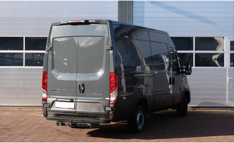 Iveco Daily 35S18HV 3.0 35 L2 H2 AUT/ LED/ CAMERA/ 3.5T/ CRUISE/ CLIMA/ TREKHAAK - Furgon: 4 kép. Iveco Daily 35S18HV 3.0 35 L2 H2 AUT/ LED/ CAMERA/ 3.5T/ CRUISE/ CLIMA/ TREKHAAK - Furgon: 4 kép.