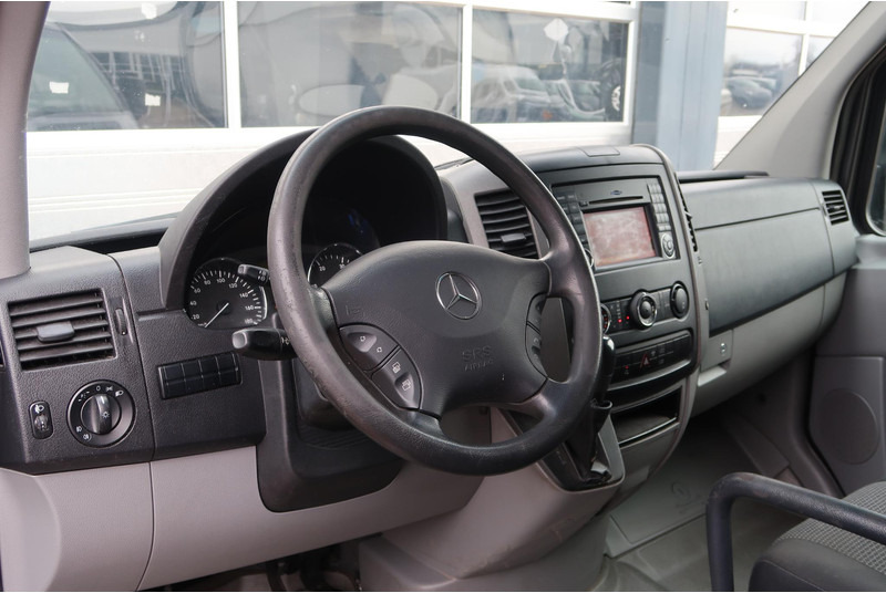 Mercedes-Benz Sprinter 313 2.2 CDI L2H1 AUT/ CAMERA/ 1E EIG/ 2X DEUR/ CRUISE/ AIRCO/ NAVI/ TREKHAAK - Furgon, Duplakabinos kisteherautó: 2 kép. Mercedes-Benz Sprinter 313 2.2 CDI L2H1 AUT/ CAMERA/ 1E EIG/ 2X DEUR/ CRUISE/ AIRCO/ NAVI/ TREKHAAK - Furgon, Duplakabinos kisteherautó: 2 kép.