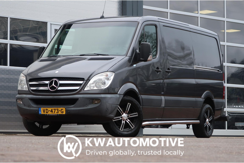 Mercedes-Benz Sprinter 313 2.2 CDI L2H1 AUT/ CAMERA/ 1E EIG/ 2X DEUR/ CRUISE/ AIRCO/ NAVI/ TREKHAAK - Furgon, Duplakabinos kisteherautó: 1 kép. Mercedes-Benz Sprinter 313 2.2 CDI L2H1 AUT/ CAMERA/ 1E EIG/ 2X DEUR/ CRUISE/ AIRCO/ NAVI/ TREKHAAK - Furgon, Duplakabinos kisteherautó: 1 kép.
