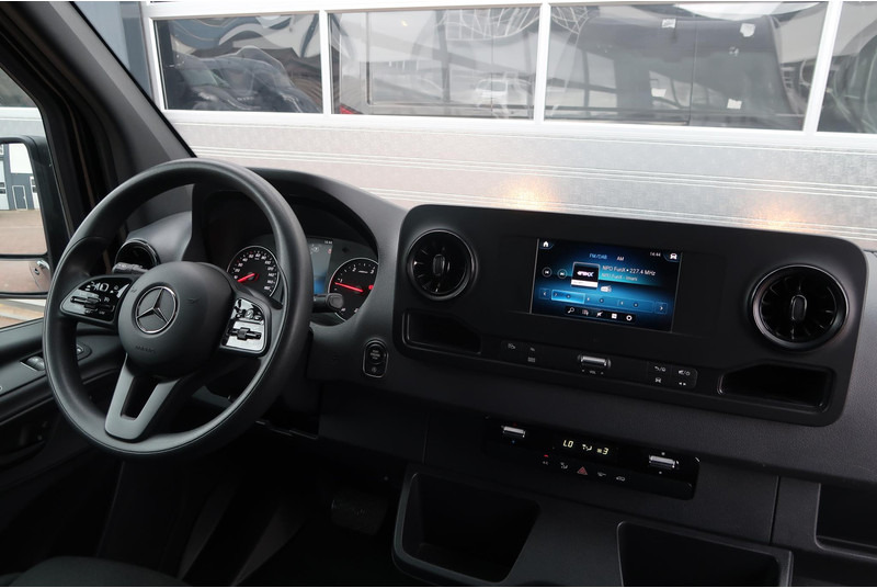 Mercedes-Benz Sprinter 317 CDI L2H2 AUT/ CAMERA/ MBUX/ CRUISE/ AIRCO - Furgon: 5 kép. Mercedes-Benz Sprinter 317 CDI L2H2 AUT/ CAMERA/ MBUX/ CRUISE/ AIRCO - Furgon: 5 kép.