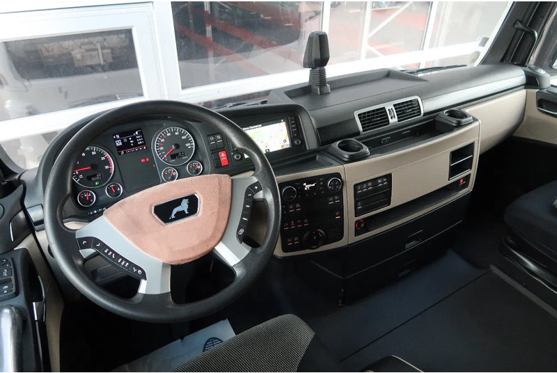 MAN TGX 26.580 6X2/4 RETARDER/ STEERED-PUSHER/ PTO/ ETC - Nyergesvontató: 2 kép. MAN TGX 26.580 6X2/4 RETARDER/ STEERED-PUSHER/ PTO/ ETC - Nyergesvontató: 2 kép.