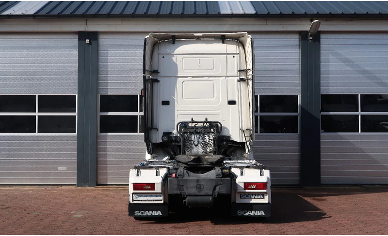 Nyergesvontató Scania R520 V8 RETARDER/ DIFF LOCK/ PARK AIRCO/ 2X TANK: 16 kép. Nyergesvontató Scania R520 V8 RETARDER/ DIFF LOCK/ PARK AIRCO/ 2X TANK: 16 kép.