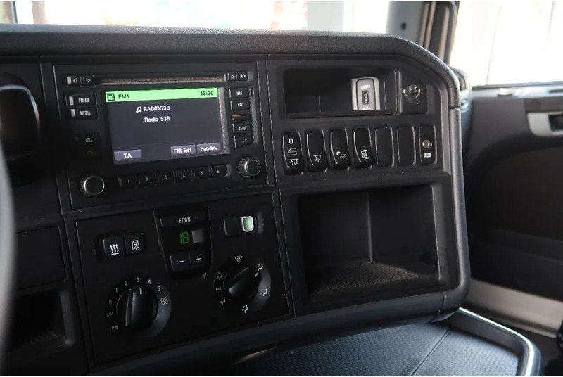 Nyergesvontató Scania R520 V8 RETARDER/ DIFF LOCK/ PARK AIRCO/ 2X TANK: 5 kép. Nyergesvontató Scania R520 V8 RETARDER/ DIFF LOCK/ PARK AIRCO/ 2X TANK: 5 kép.