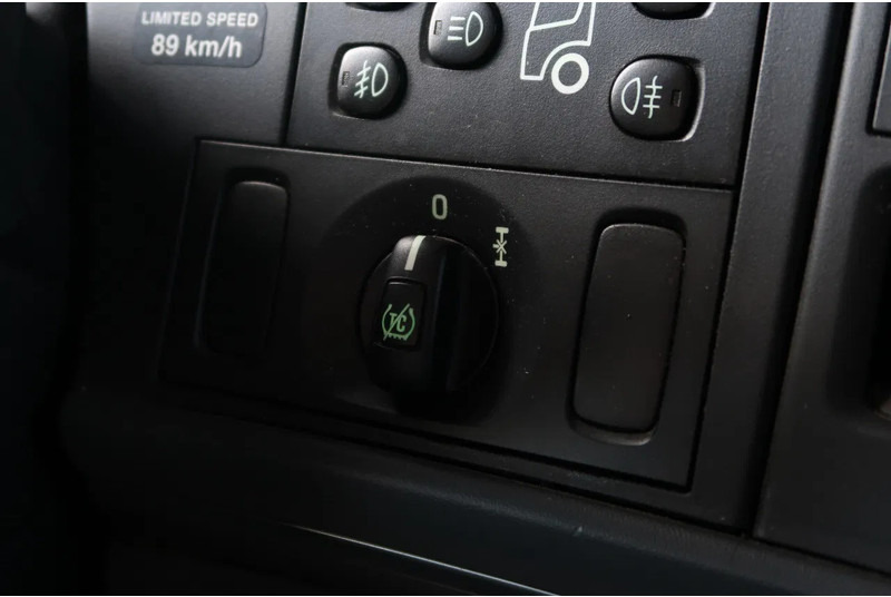 Nyergesvontató Scania R520 V8 RETARDER/ DIFF LOCK/ PARK AIRCO/ 2X TANK: 6 kép. Nyergesvontató Scania R520 V8 RETARDER/ DIFF LOCK/ PARK AIRCO/ 2X TANK: 6 kép.