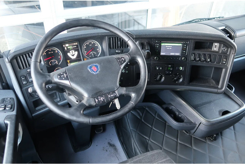Scania R520 V8 RETARDER/ DIFF LOCK/ PARK AIRCO/ 2X TANK - Nyergesvontató: 2 kép. Scania R520 V8 RETARDER/ DIFF LOCK/ PARK AIRCO/ 2X TANK - Nyergesvontató: 2 kép.