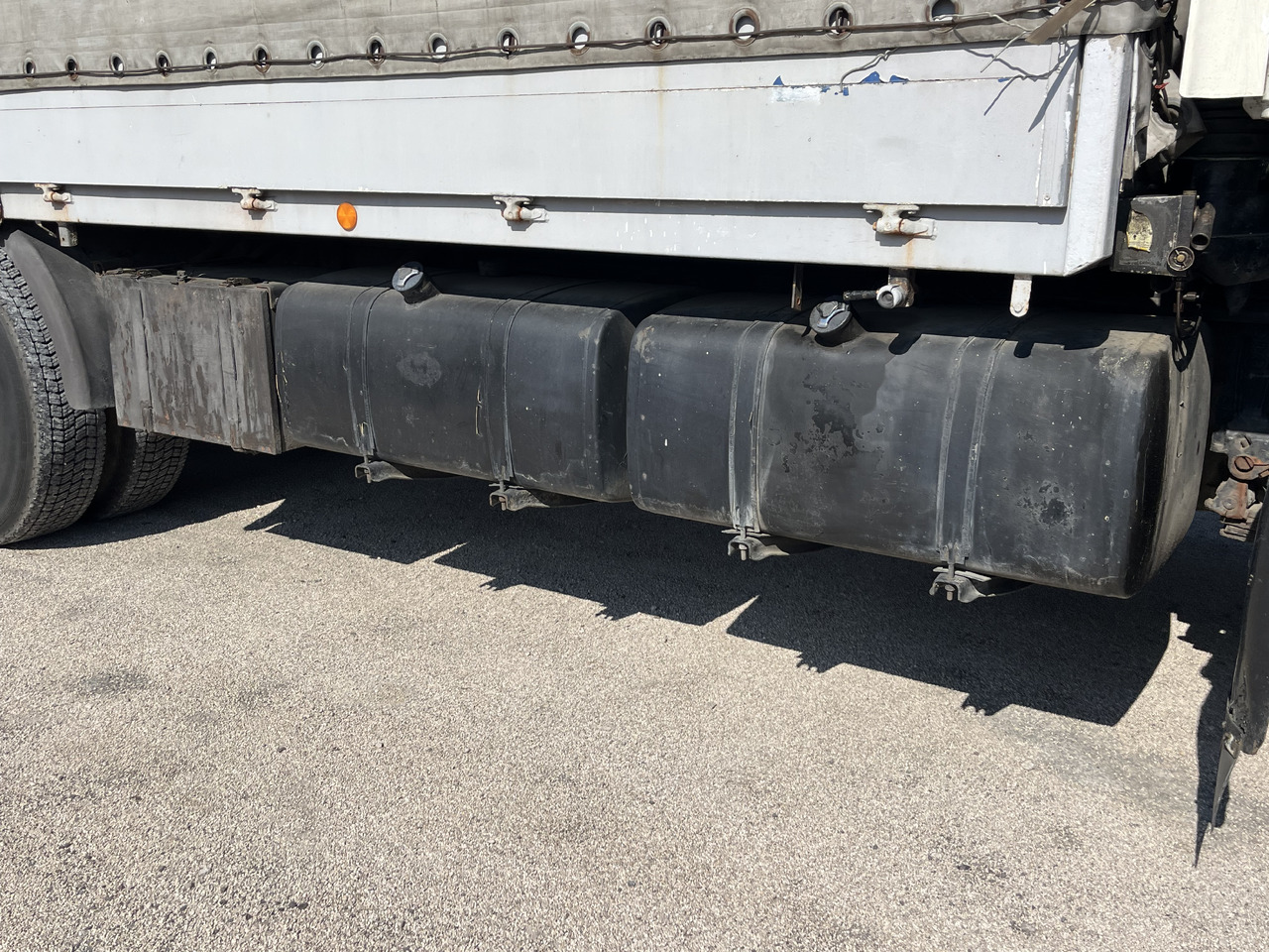 VOLVO F10 - Teherautó: 3 kép. VOLVO F10 - Teherautó: 3 kép.