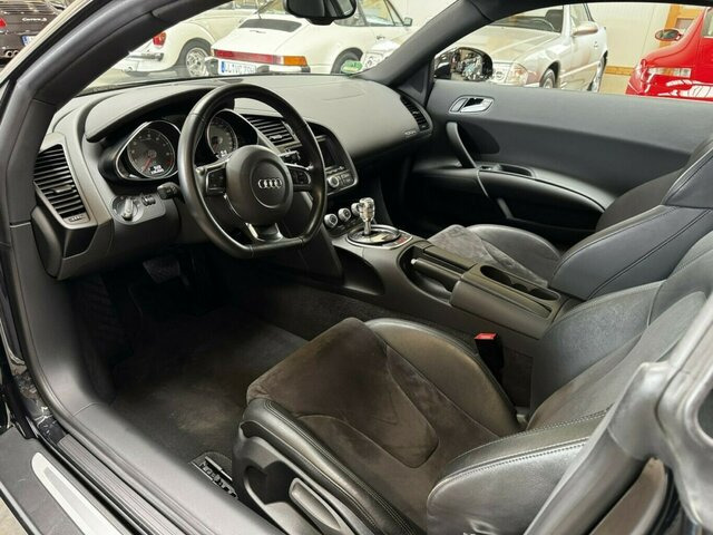 AUDI R8 4.2 FSI V8 quattro Coupé Neuzustand - Autó: 4 kép. AUDI R8 4.2 FSI V8 quattro Coupé Neuzustand - Autó: 4 kép.