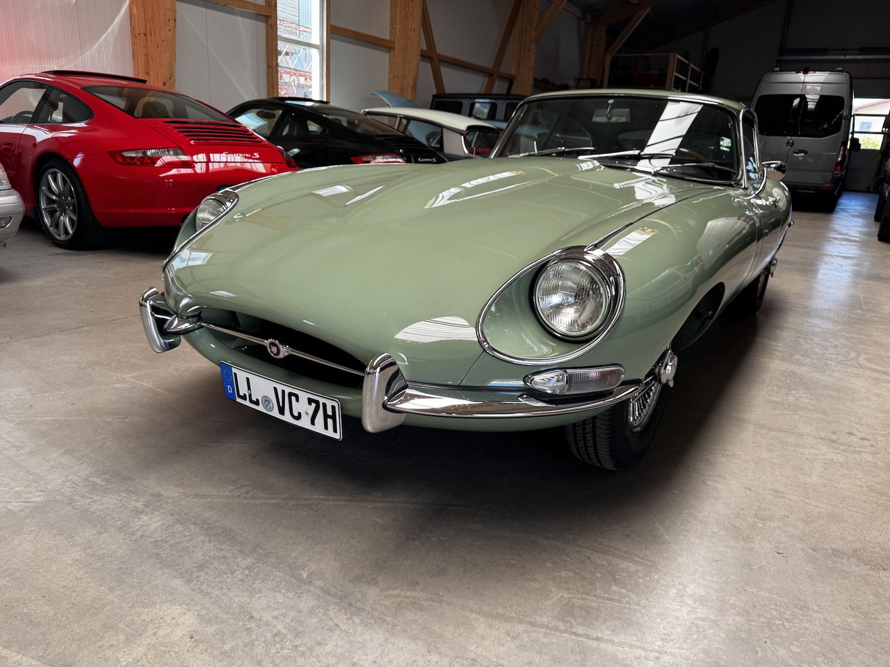 Jaguar E-Type 4.2 Litre Serie 1.5 FHC Zustand 1 - Kupé: 3 kép. Jaguar E-Type 4.2 Litre Serie 1.5 FHC Zustand 1 - Kupé: 3 kép.