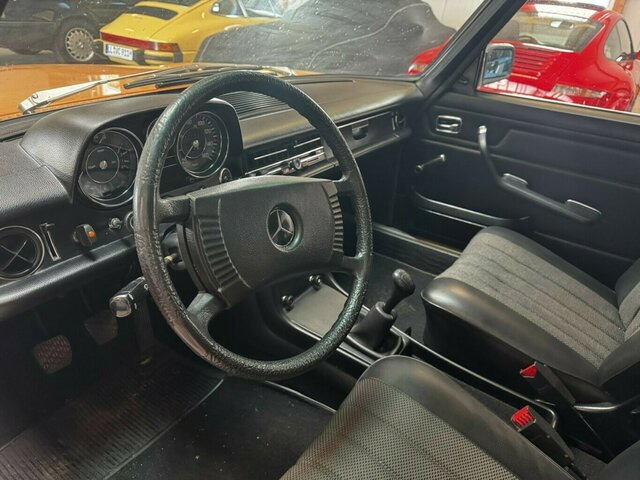 MERCEDES-BENZ 200 D/8 W115... - Szedán: 4 kép. MERCEDES-BENZ 200 D/8 W115... - Szedán: 4 kép.