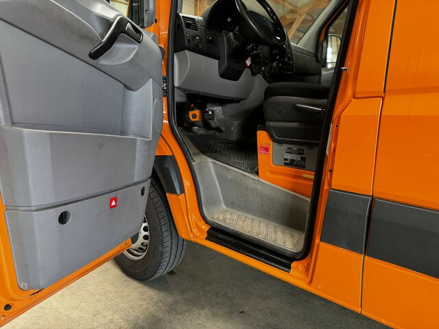 MERCEDES-BENZ Sprinter 316 CDI 4x4 Allrad L2H2 1. Hand! - Furgon: 3 kép. MERCEDES-BENZ Sprinter 316 CDI 4x4 Allrad L2H2 1. Hand! - Furgon: 3 kép.