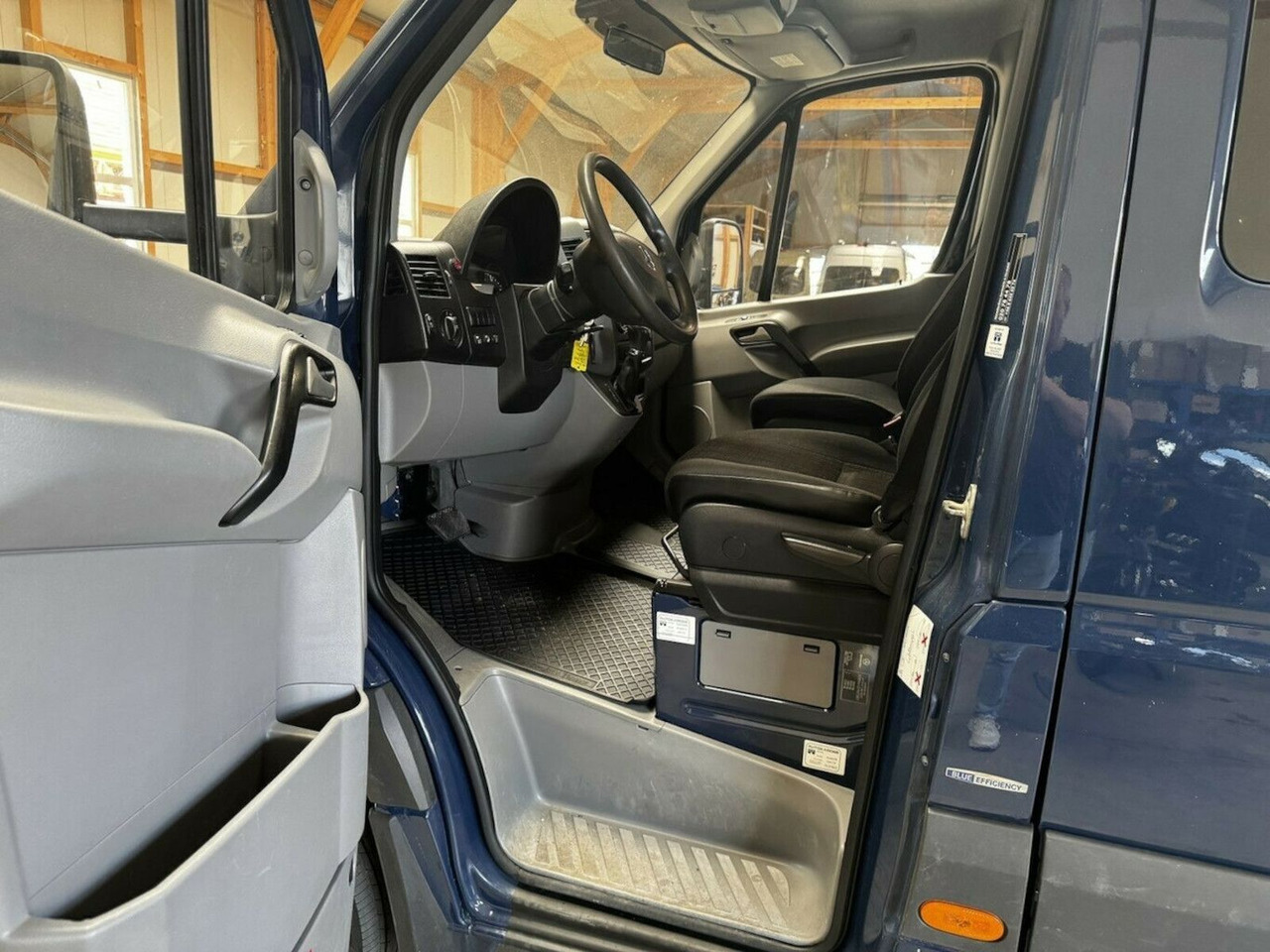 Platós kisteherautó, Duplakabinos kisteherautó Mercedes-Benz Sprinter 313 CDI Doka 4x4 Autom. AHK 3.5t: 10 kép.