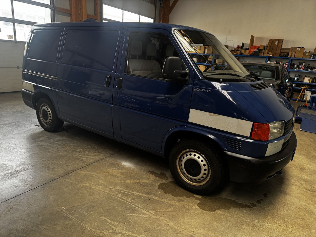 Volkswagen T4 2.5 TDI Syncro 1. Hand - Kis furgon: 4 kép. Volkswagen T4 2.5 TDI Syncro 1. Hand - Kis furgon: 4 kép.
