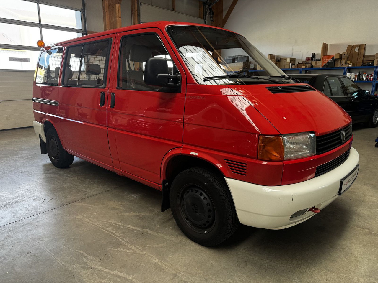 Volkswagen T4 2.5 TDI Syncro 4x4 7-Sitzer 1. Hand! - Kisbusz: 4 kép. Volkswagen T4 2.5 TDI Syncro 4x4 7-Sitzer 1. Hand! - Kisbusz: 4 kép.