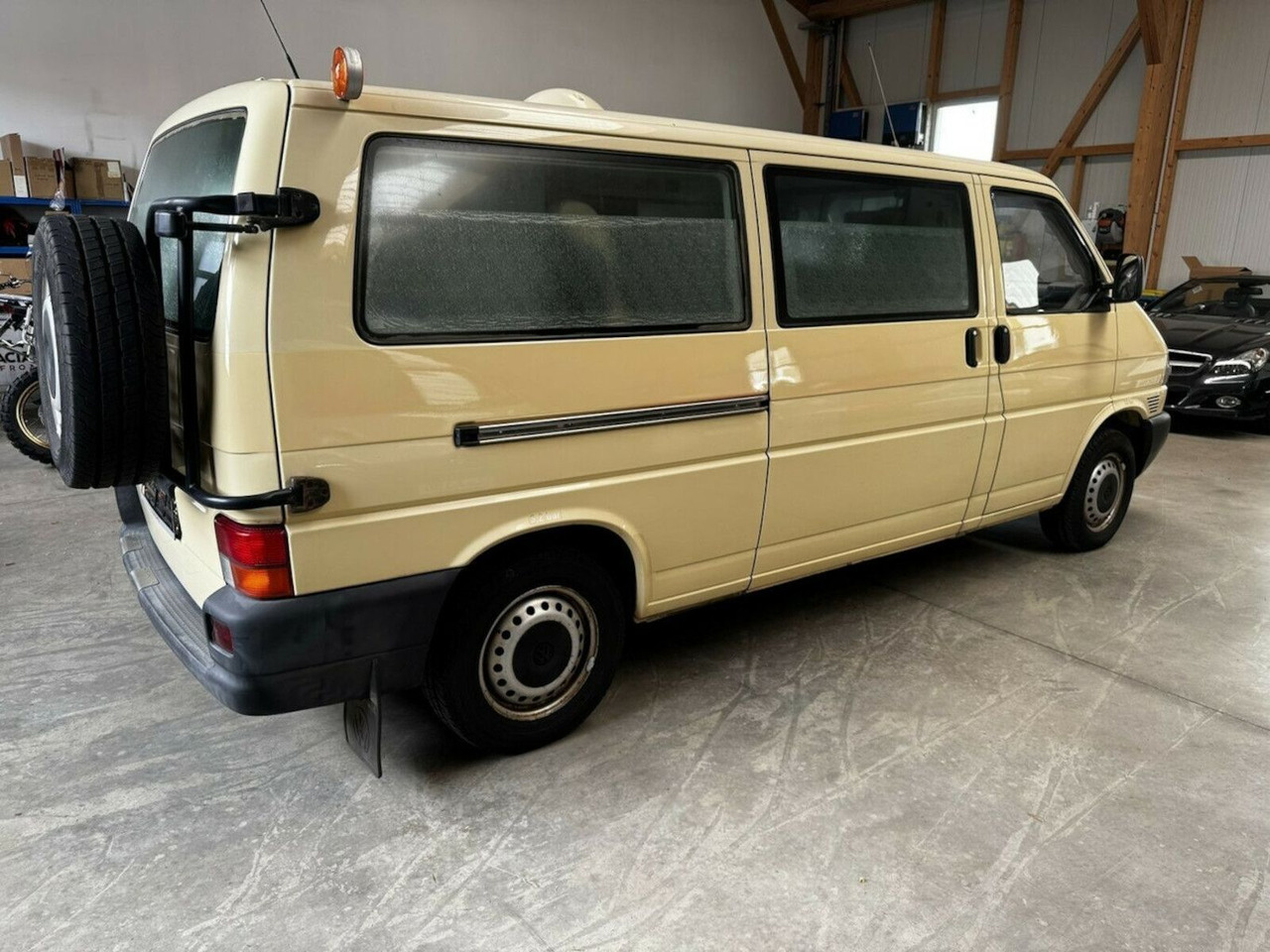 Volkswagen T4 2.5 TDI Syncro 4x4 lang 1. Hand! - Kempingautó: 5 kép. Volkswagen T4 2.5 TDI Syncro 4x4 lang 1. Hand! - Kempingautó: 5 kép.