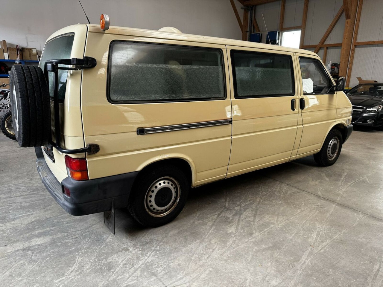 Volkswagen T4 2.5 TDI Syncro 4x4 lang 1. Hand! - Kisbusz: 5 kép. Volkswagen T4 2.5 TDI Syncro 4x4 lang 1. Hand! - Kisbusz: 5 kép.