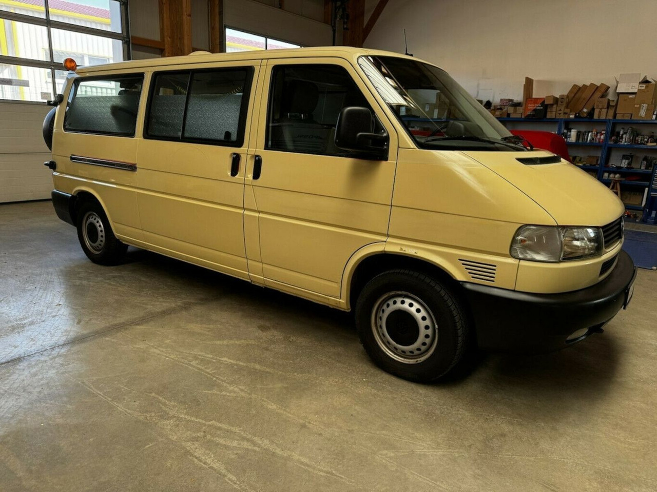 Volkswagen T4 2.5 TDI Syncro 4x4 lang 1. Hand! - Kisbusz: 4 kép. Volkswagen T4 2.5 TDI Syncro 4x4 lang 1. Hand! - Kisbusz: 4 kép.