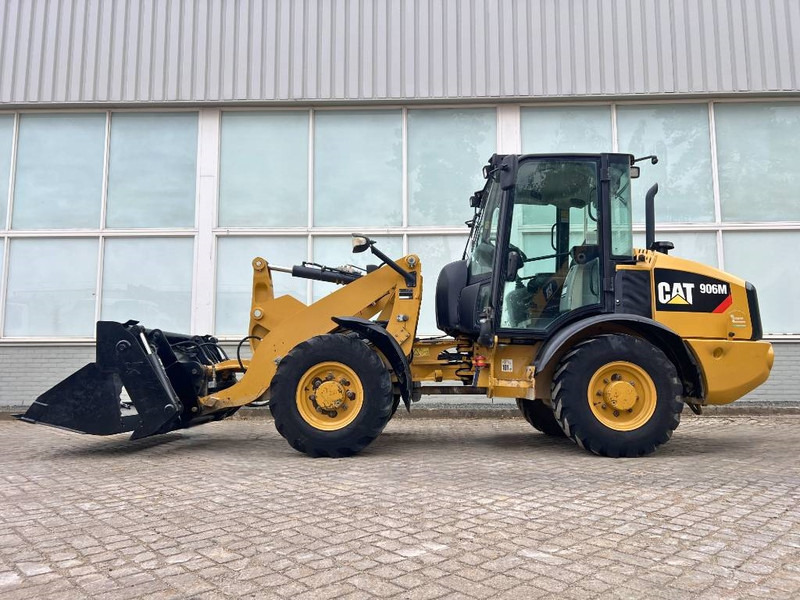 Cat 906 M 2016 - Gumikerekes homlokrakodó: 3 kép. Cat 906 M 2016 - Gumikerekes homlokrakodó: 3 kép.