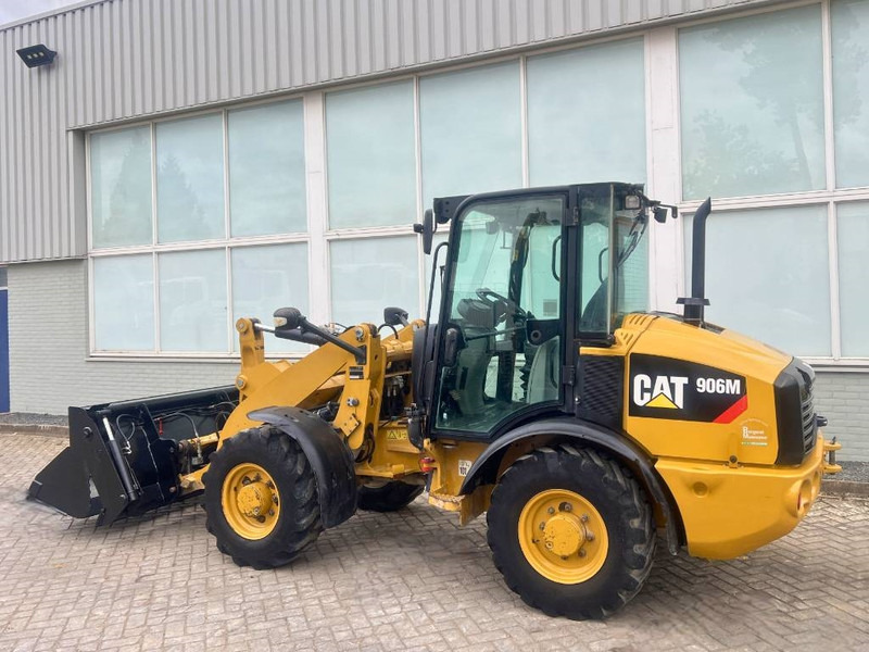 Cat 906 M     2016 - Gumikerekes homlokrakodó: 4 kép. Cat 906 M     2016 - Gumikerekes homlokrakodó: 4 kép.