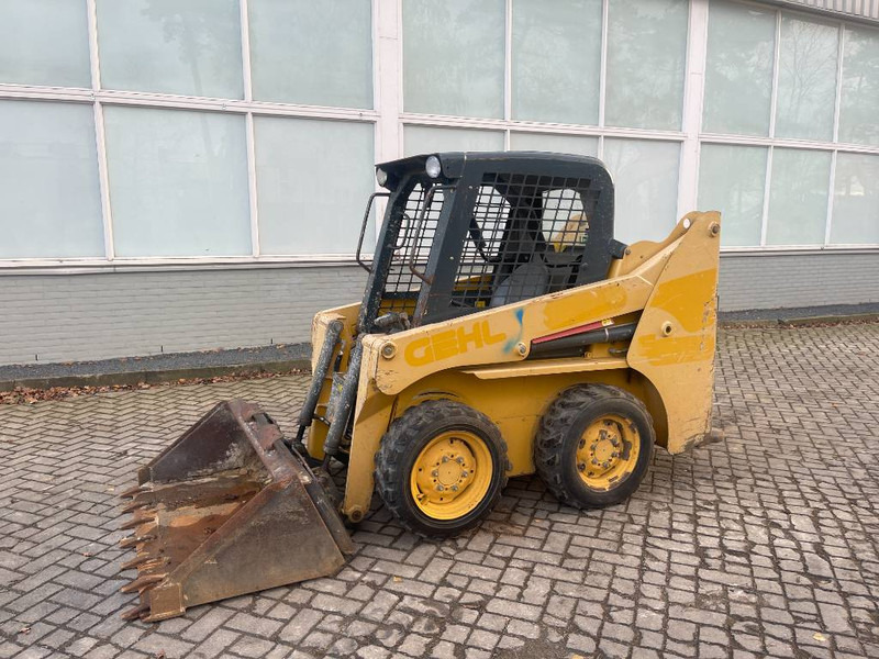Gehl 3840 E 2015 - Mini homlokrakodó: 2 kép. Gehl 3840 E 2015 - Mini homlokrakodó: 2 kép.