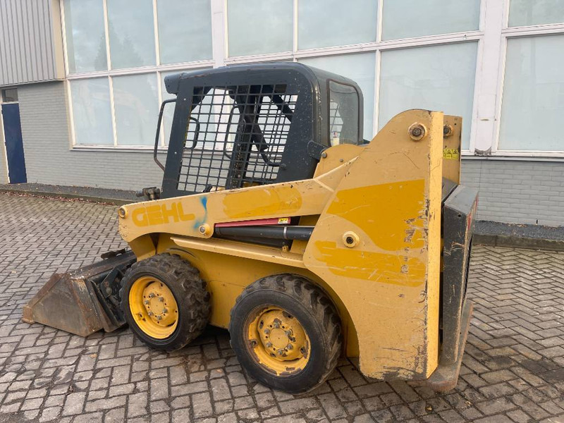 Gehl 3840 E 2015 - Mini homlokrakodó: 3 kép. Gehl 3840 E 2015 - Mini homlokrakodó: 3 kép.