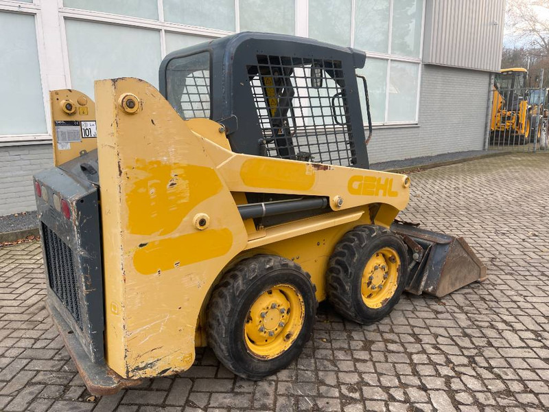 Gehl 3840 E 2015 - Mini homlokrakodó: 4 kép. Gehl 3840 E 2015 - Mini homlokrakodó: 4 kép.