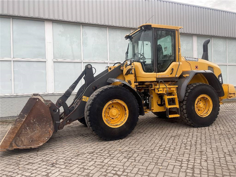 Volvo L 60 G - Gumikerekes homlokrakodó: 2 kép. Volvo L 60 G - Gumikerekes homlokrakodó: 2 kép.