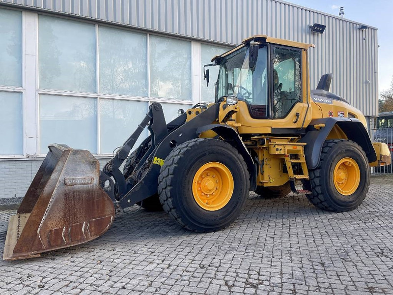 Volvo L 60 H (ONLY 5667H) - Gumikerekes homlokrakodó: 2 kép. Volvo L 60 H (ONLY 5667H) - Gumikerekes homlokrakodó: 2 kép.