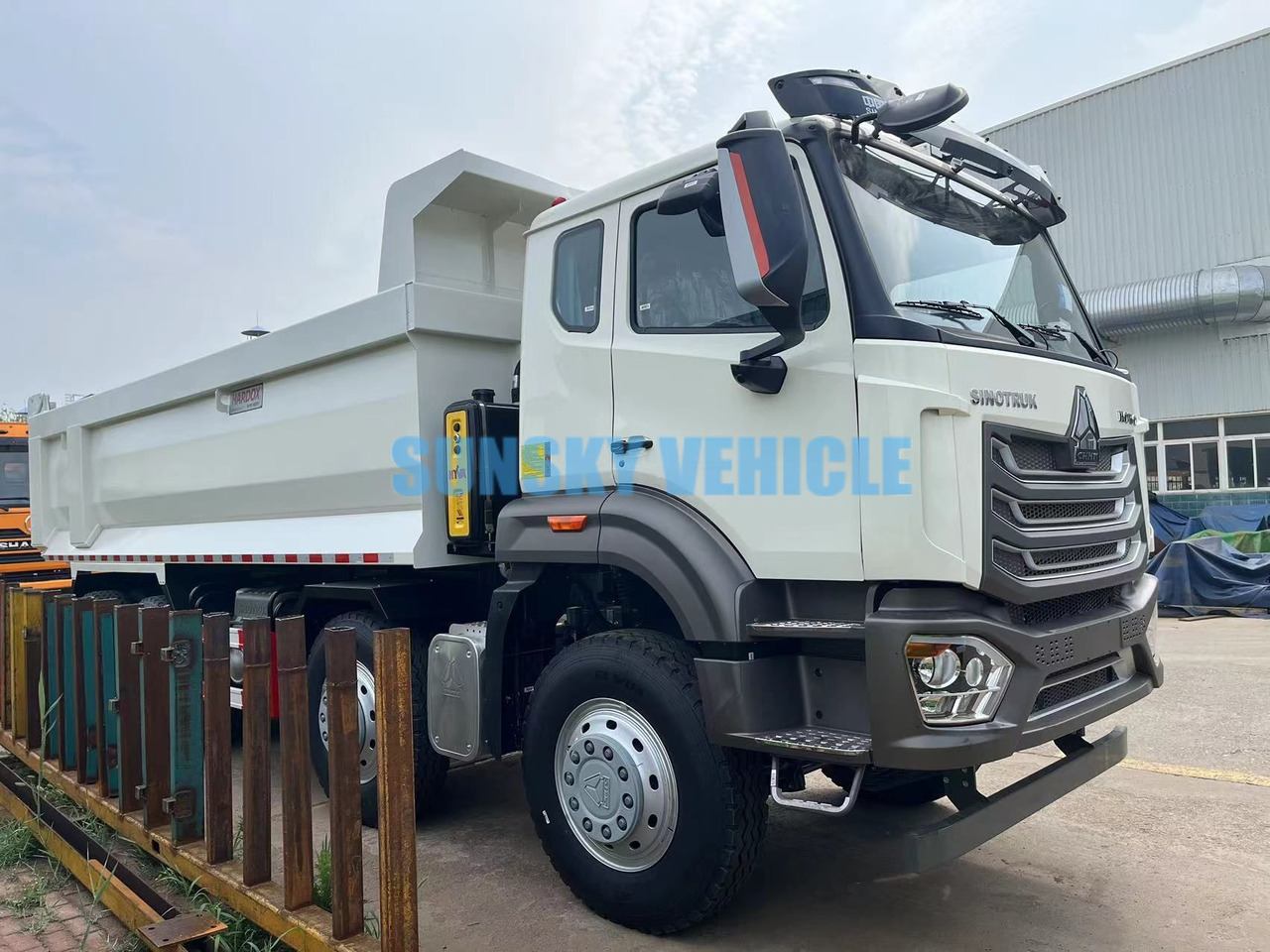 HOWO 8X4 dump truck - Billenőplatós teherautó: 2 kép. HOWO 8X4 dump truck - Billenőplatós teherautó: 2 kép.