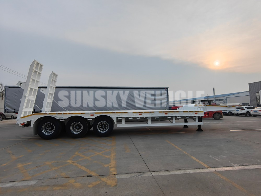 SUNSKY 3 Axle 40 Tons gooseneck lowbed trailer - Félpótkocsi mélybölcsős: 5 kép. SUNSKY 3 Axle 40 Tons gooseneck lowbed trailer - Félpótkocsi mélybölcsős: 5 kép.
