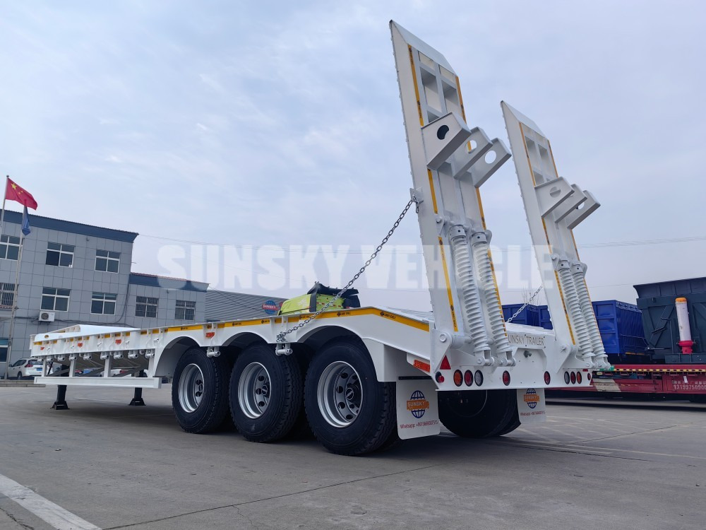SUNSKY 3 Axle 40 Tons gooseneck lowbed trailer - Félpótkocsi mélybölcsős: 2 kép. SUNSKY 3 Axle 40 Tons gooseneck lowbed trailer - Félpótkocsi mélybölcsős: 2 kép.
