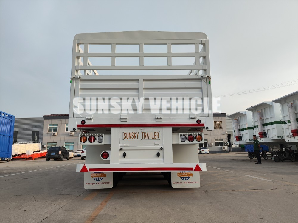 SUNSKY - Platós félpótkocsi: 2 kép. SUNSKY - Platós félpótkocsi: 2 kép.