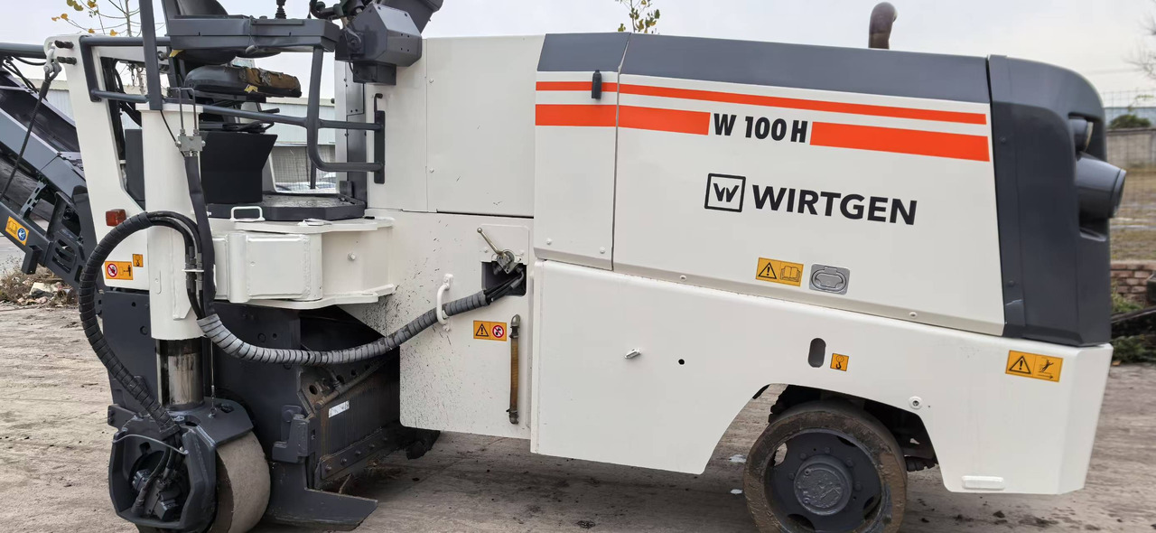 WIRTGEN Road Machine W-100H Used Asphalt Milling Machine With High Quality - Aszfaltmaró: 2 kép. WIRTGEN Road Machine W-100H Used Asphalt Milling Machine With High Quality - Aszfaltmaró: 2 kép.