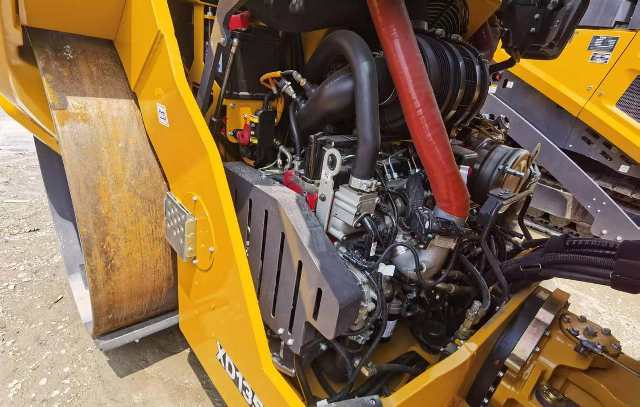 XCMG 13ton used small double drum steel road roller XD135TIV - Úthenger: 3 kép. XCMG 13ton used small double drum steel road roller XD135TIV - Úthenger: 3 kép.