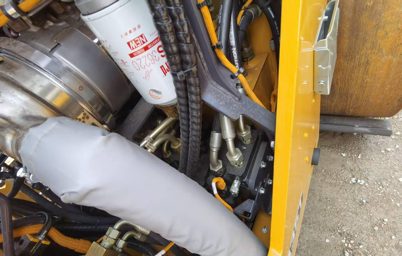 XCMG 13ton used small double drum steel road roller XD135TIV - Úthenger: 2 kép. XCMG 13ton used small double drum steel road roller XD135TIV - Úthenger: 2 kép.