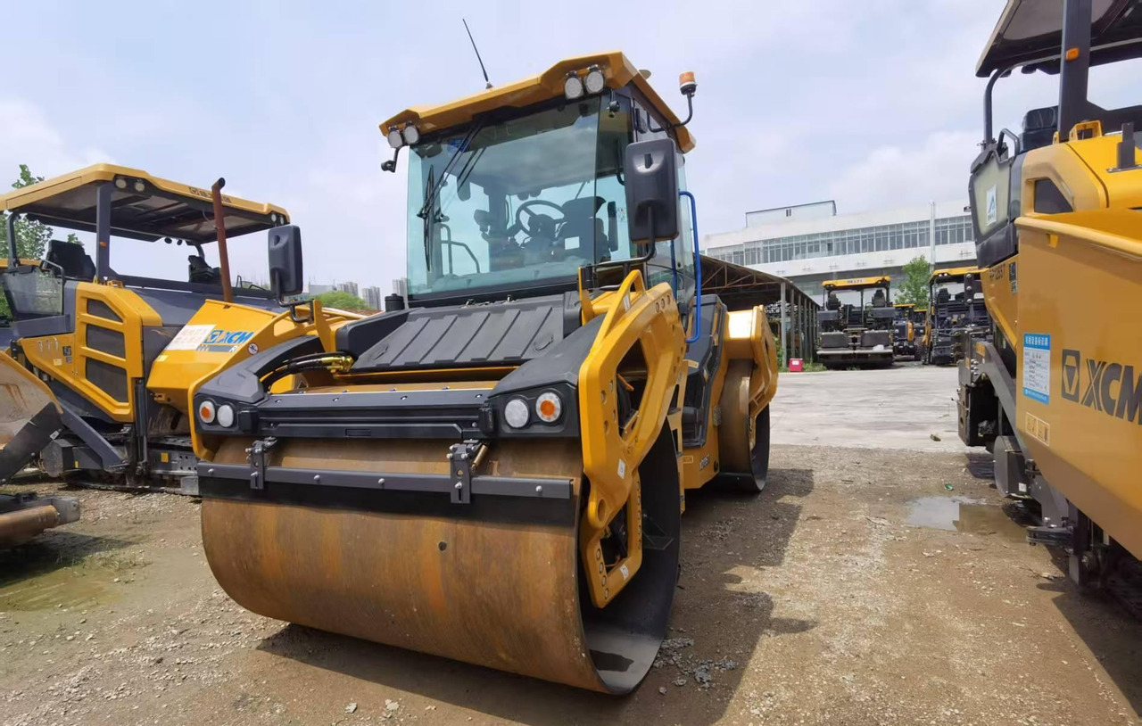 XCMG 13ton used small double drum steel road roller XD135TIV - Úthenger: 5 kép. XCMG 13ton used small double drum steel road roller XD135TIV - Úthenger: 5 kép.