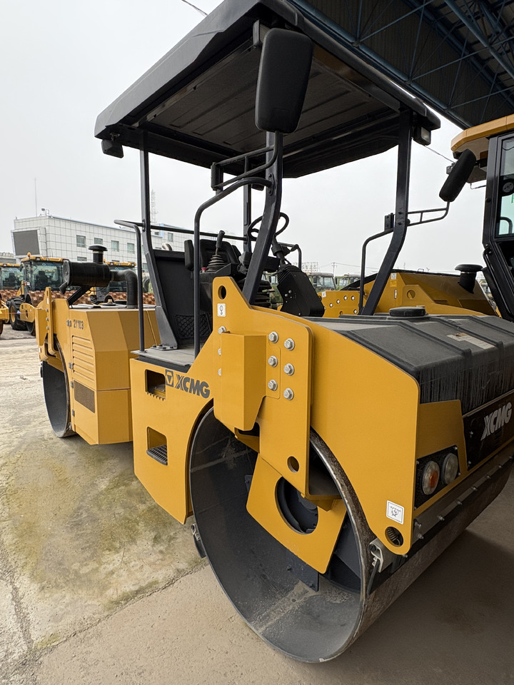 XCMG 8 ton 2Y103 double drum used vibratory road roller compactor 2022 - Úthenger: 5 kép. XCMG 8 ton 2Y103 double drum used vibratory road roller compactor 2022 - Úthenger: 5 kép.