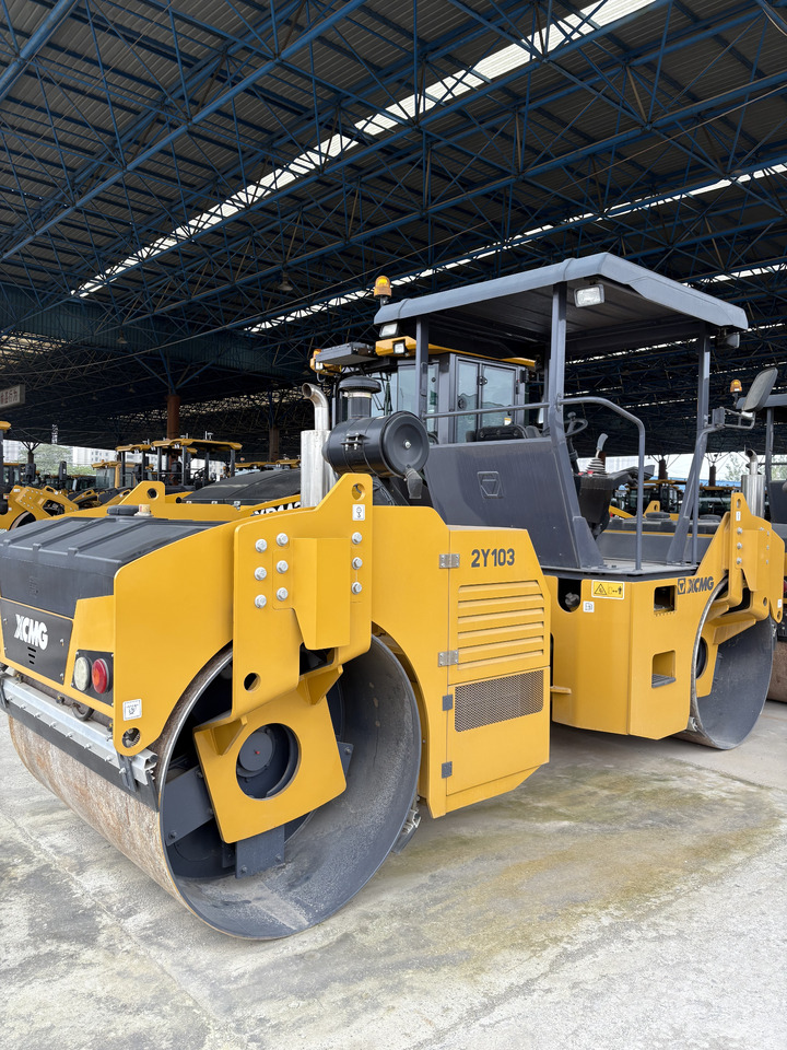 XCMG 8 ton 2Y103 double drum used vibratory road roller compactor 2022 - Úthenger: 3 kép. XCMG 8 ton 2Y103 double drum used vibratory road roller compactor 2022 - Úthenger: 3 kép.