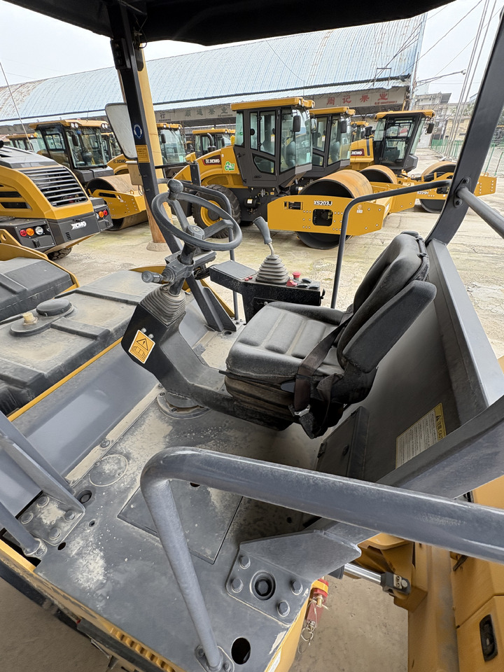 XCMG 8 ton 2Y103 double drum used vibratory road roller compactor 2022 - Úthenger: 2 kép. XCMG 8 ton 2Y103 double drum used vibratory road roller compactor 2022 - Úthenger: 2 kép.