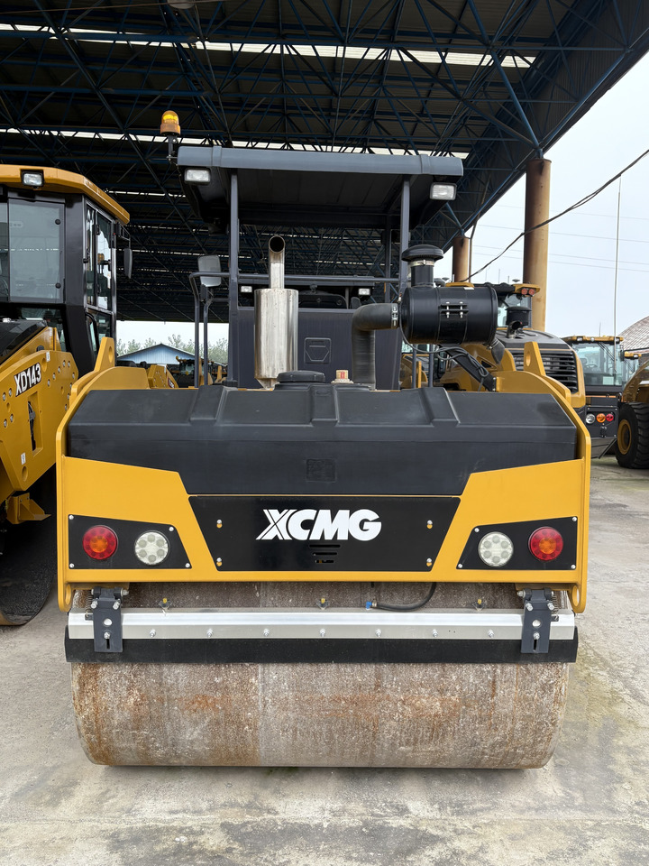 XCMG 8 ton 2Y103 double drum used vibratory road roller compactor 2022 - Úthenger: 4 kép. XCMG 8 ton 2Y103 double drum used vibratory road roller compactor 2022 - Úthenger: 4 kép.