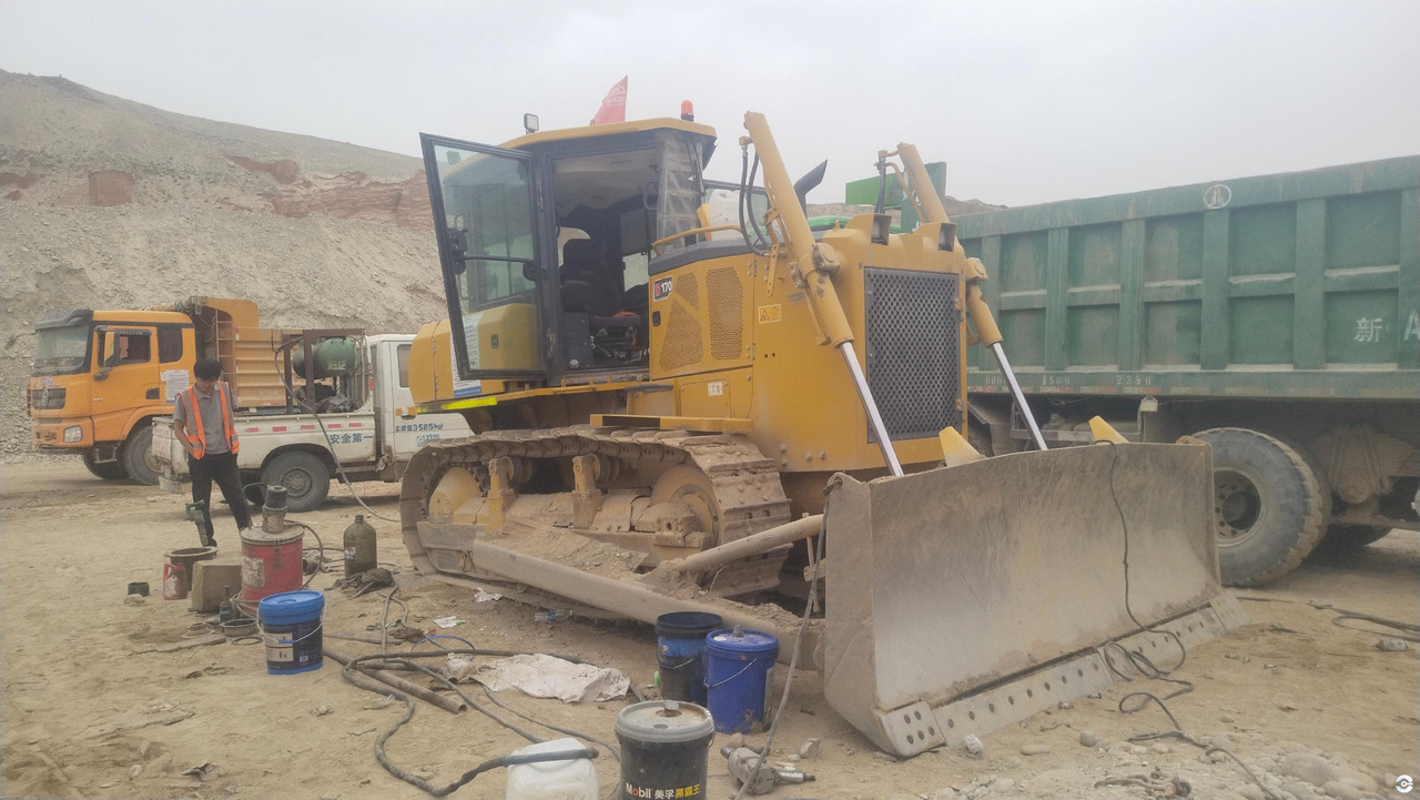 XCMG D170 used small bulldozer dozer hydraulic price - Buldózer: 3 kép. XCMG D170 used small bulldozer dozer hydraulic price - Buldózer: 3 kép.