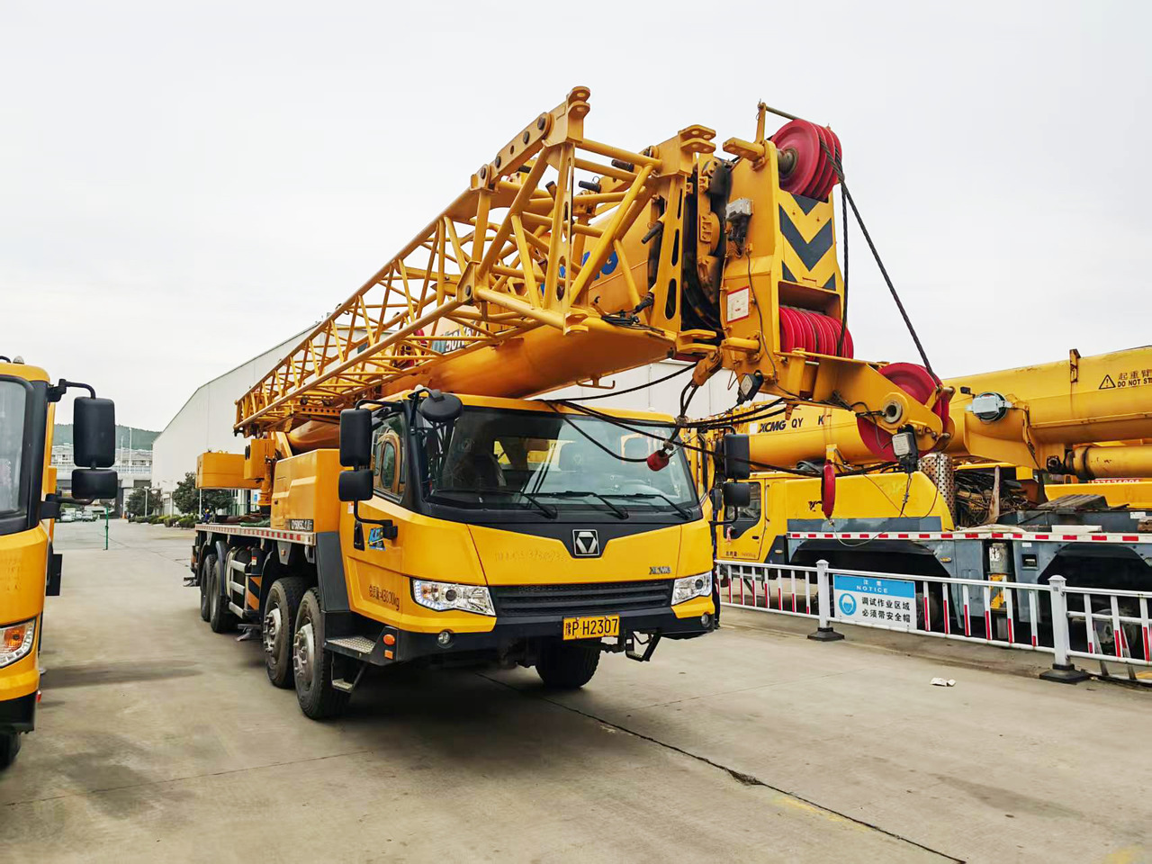 XCMG Factory Second Hand 50 Ton Mobile Crane QY50K5C_1 Hydraulic Arm Crane For Trucks - Autódaru: 2 kép. XCMG Factory Second Hand 50 Ton Mobile Crane QY50K5C_1 Hydraulic Arm Crane For Trucks - Autódaru: 2 kép.