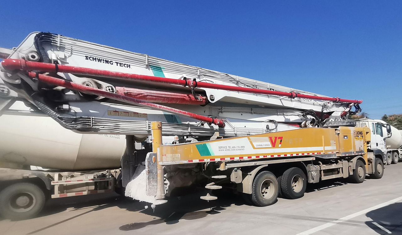 XCMG Factory Second Hand Hydraulic Concrete Pump HB62V 62m Cement Punp Truck For Sale - Betonpumpa: 3 kép. XCMG Factory Second Hand Hydraulic Concrete Pump HB62V 62m Cement Punp Truck For Sale - Betonpumpa: 3 kép.