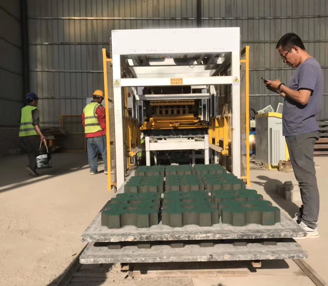 XCMG MM10-15 Hydraform Interlocking Brick Machine Block Making Machine in Nigeria Kenya South Africa - Betonelem gyártó gép: 2 kép. XCMG MM10-15 Hydraform Interlocking Brick Machine Block Making Machine in Nigeria Kenya South Africa - Betonelem gyártó gép: 2 kép.