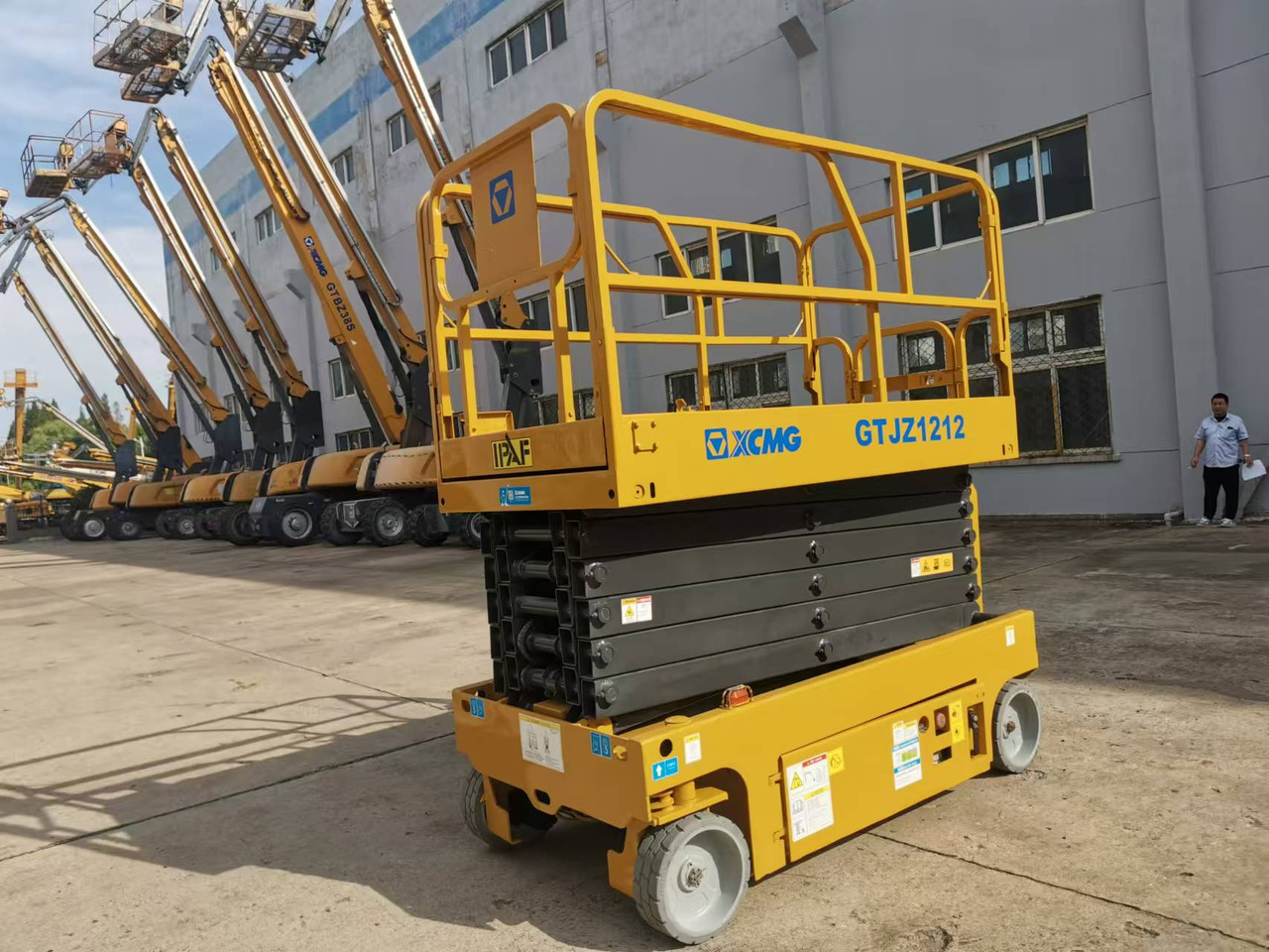 XCMG Official 12m Used Self Propelled Scissor Lift GTJZ1212 Aerial Work Platforms For Sale - Ollós emelő: 5 kép. XCMG Official 12m Used Self Propelled Scissor Lift GTJZ1212 Aerial Work Platforms For Sale - Ollós emelő: 5 kép.