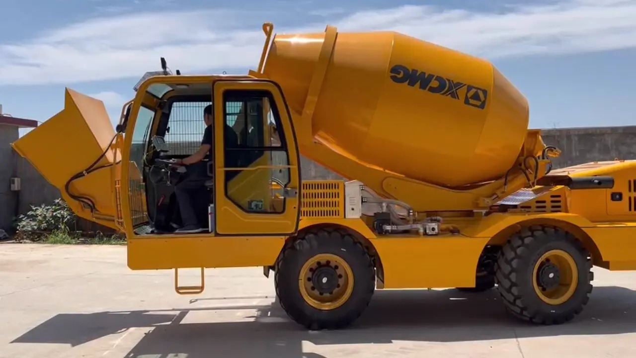 XCMG Official 4 cubic meters Self Loading Rough Terrain Concrete Mixers for Sale - Betonmixer: 1 kép. XCMG Official 4 cubic meters Self Loading Rough Terrain Concrete Mixers for Sale - Betonmixer: 1 kép.