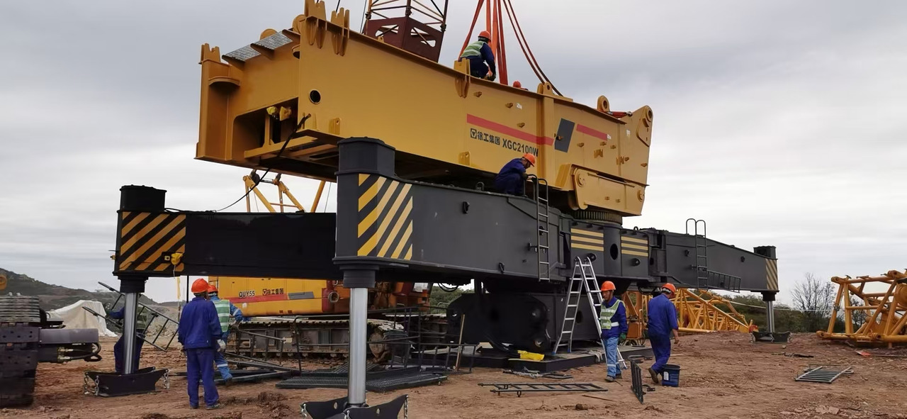XCMG Official Construction Mobile Crane XGC2100W 110Ton Used Hydraulic Crawler Crane - Lánctalpas daru: 3 kép. XCMG Official Construction Mobile Crane XGC2100W 110Ton Used Hydraulic Crawler Crane - Lánctalpas daru: 3 kép.