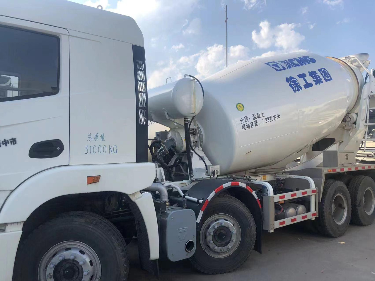 XCMG Official G12V 2021 Year 12m3 Used Cement Concrete Mixer Truck in Good Condition - Betonmixer: 2 kép. XCMG Official G12V 2021 Year 12m3 Used Cement Concrete Mixer Truck in Good Condition - Betonmixer: 2 kép.