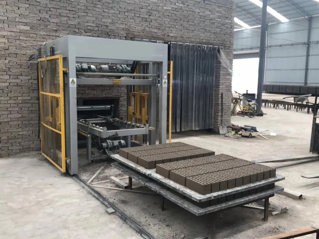 XCMG Official Mm10-15 Automatic Clay Brick Concrete Cement Block and Brick Making Machine - Betonelem gyártó gép: 5 kép. XCMG Official Mm10-15 Automatic Clay Brick Concrete Cement Block and Brick Making Machine - Betonelem gyártó gép: 5 kép.